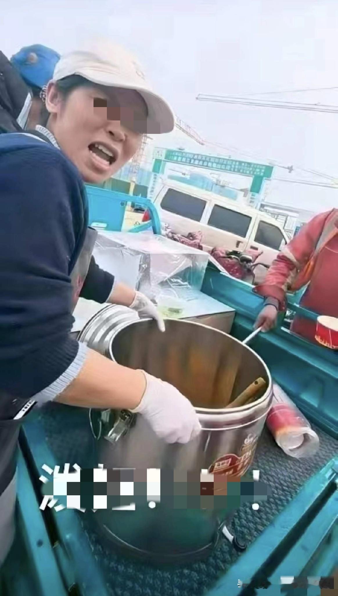 虽说同行是冤家，可都是摆摊人何苦为难对方，济南