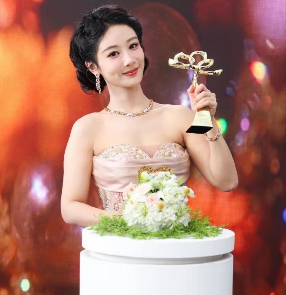 杨紫坦言：所有人都说我很通透、清醒但其实，那是不得已、被逼出来的。拿下白