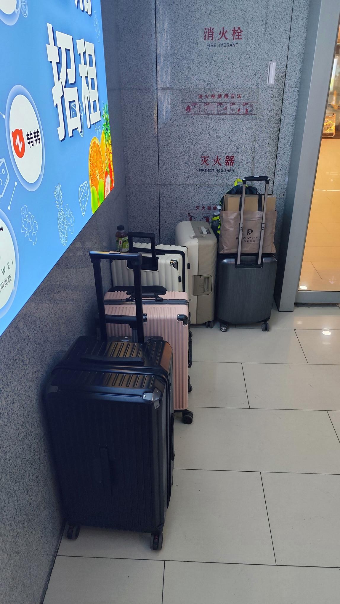 在西安逛街，行李箱可以直接扔地铁通道里放心走？前两天在行政中心站，2号线出来往熙