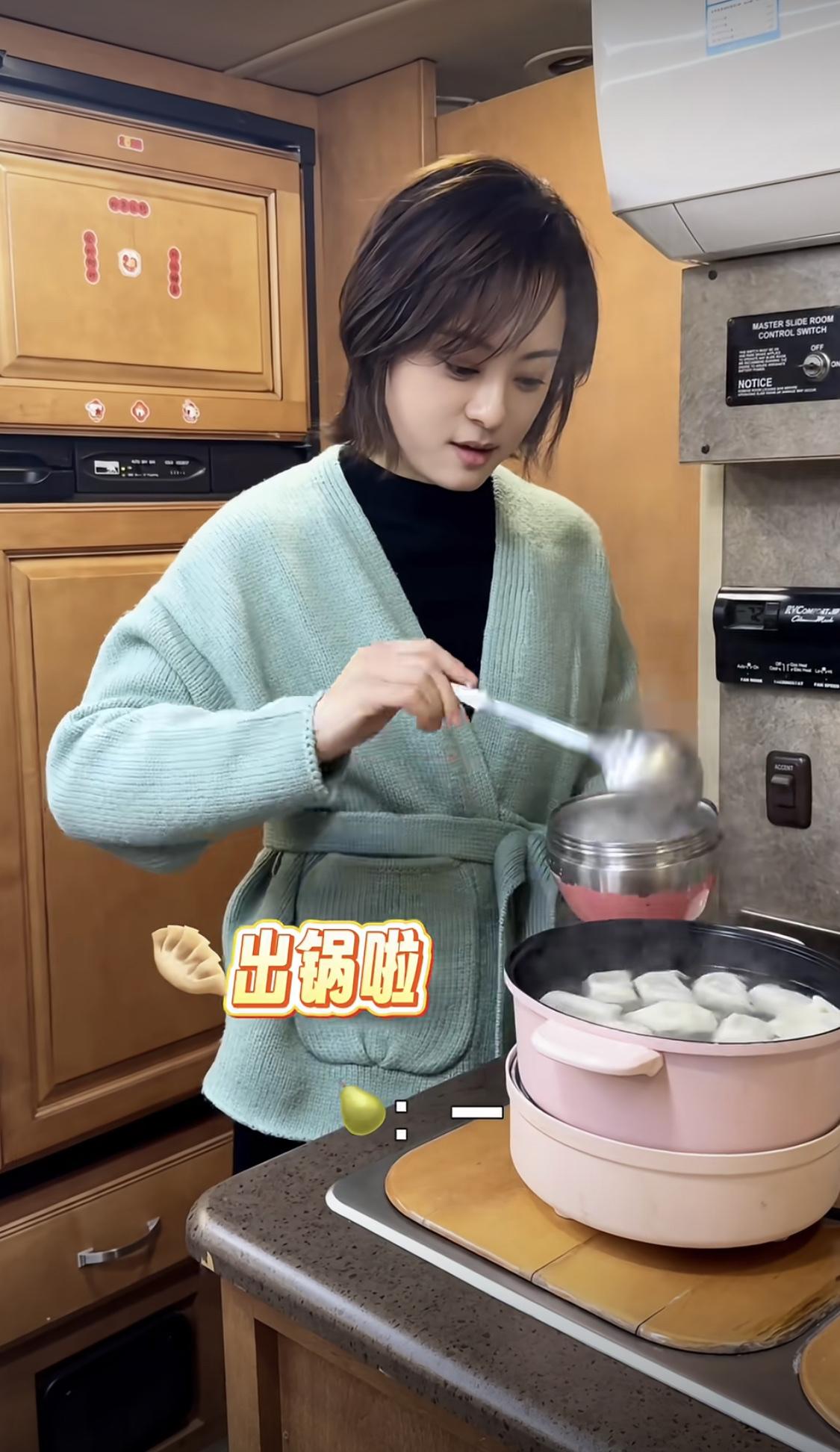 孙俪给工作人员煮饺子，煮好自己只吃6个，这还是中午没吃饭，晚上给自己的奖励。