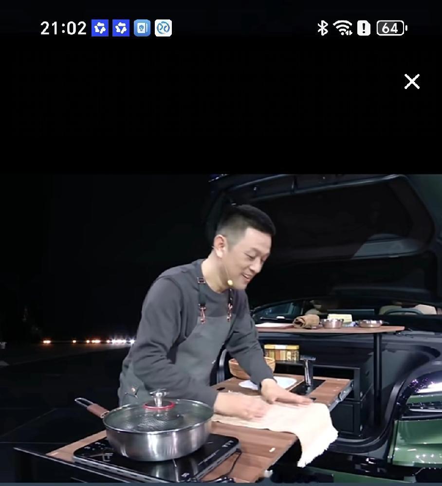 恭喜蔚来又找到了一条全新的赛道，在世界上首创用汽车前备箱演示做饭！看着菜板，电磁