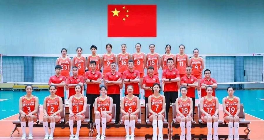 谁敢信？今天代表中国女排打首发的，居然有2009年出生的小女孩！当你仔细看一眼