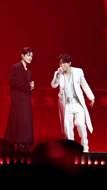 胡夏在付辛博面前像个宝宝，他安静的唱歌就好了，为什么要和付辛博一起跳舞呢？一个在