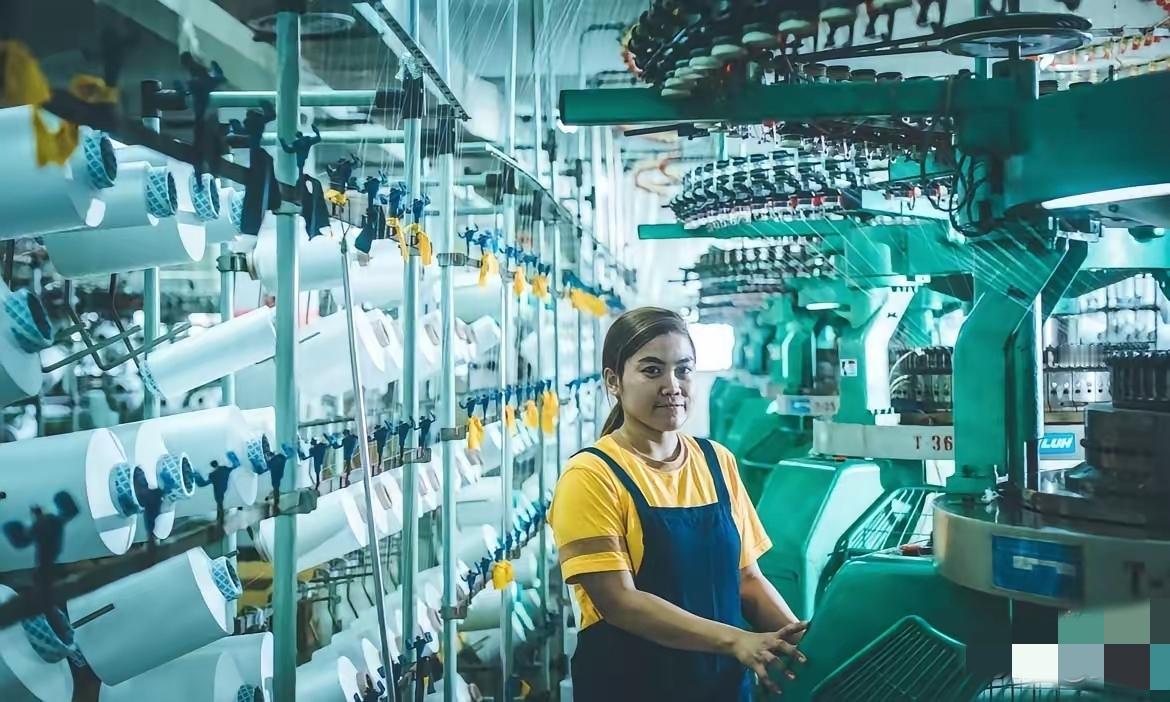 美说要转移芯片厂，台积电砸钱保关税，台湾经济支柱快崩了吗？据台媒报道，美国和台