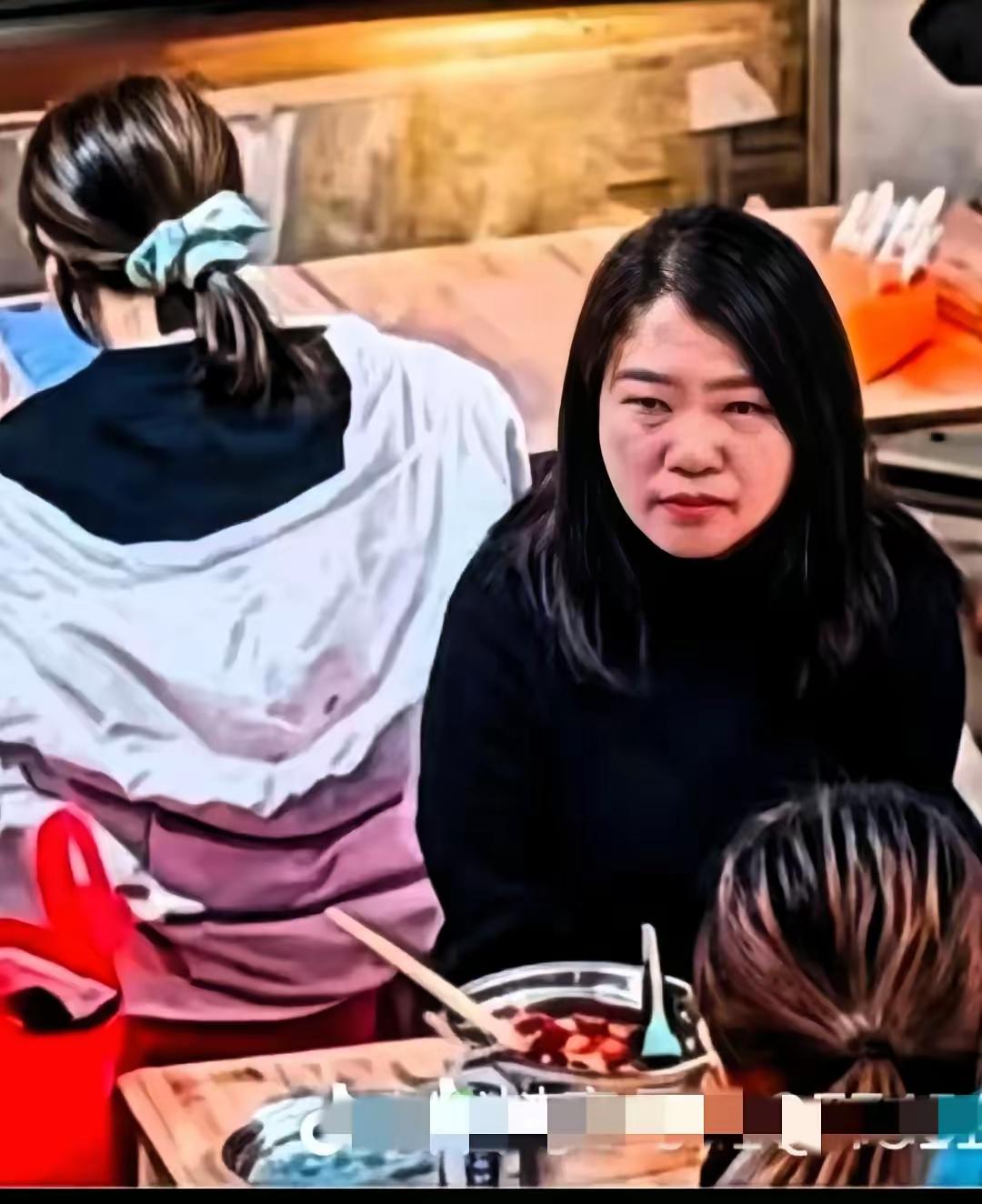 冲动是魔鬼，这位大姐要为自己冲动买单了，仅仅是因为坐错了凳子，就把汤偷偷往