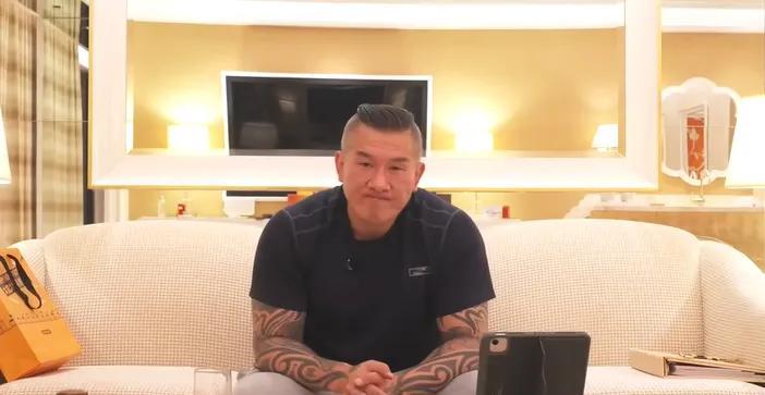 “馆长”昨天在澳门的直播中，说了一段感人肺腑的话，他说明明在做一件对台湾人有利的