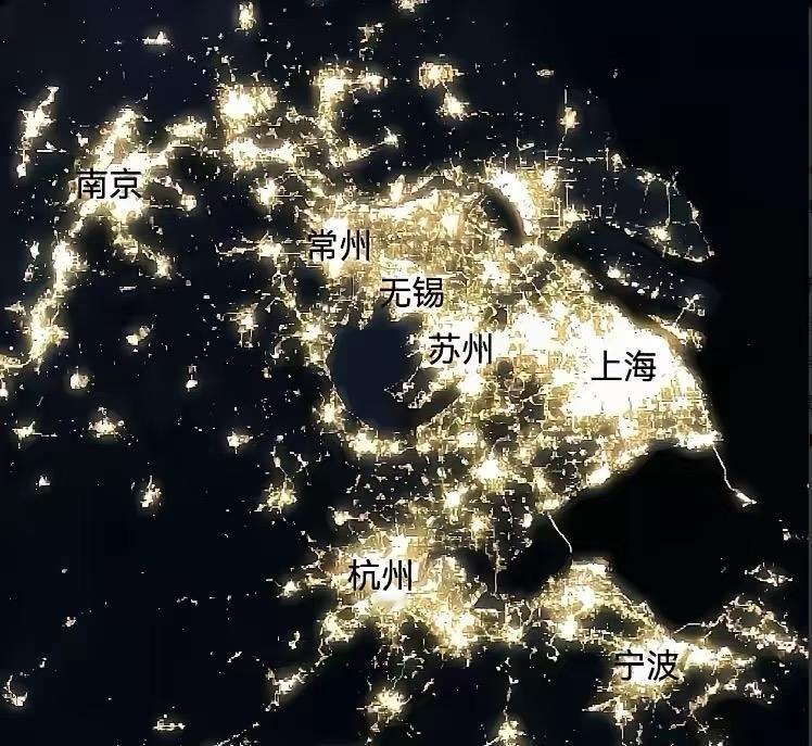 现在是世界六大城市群之一以后铁定第一这张灯光图把长三角的厉害之处展示得淋漓尽