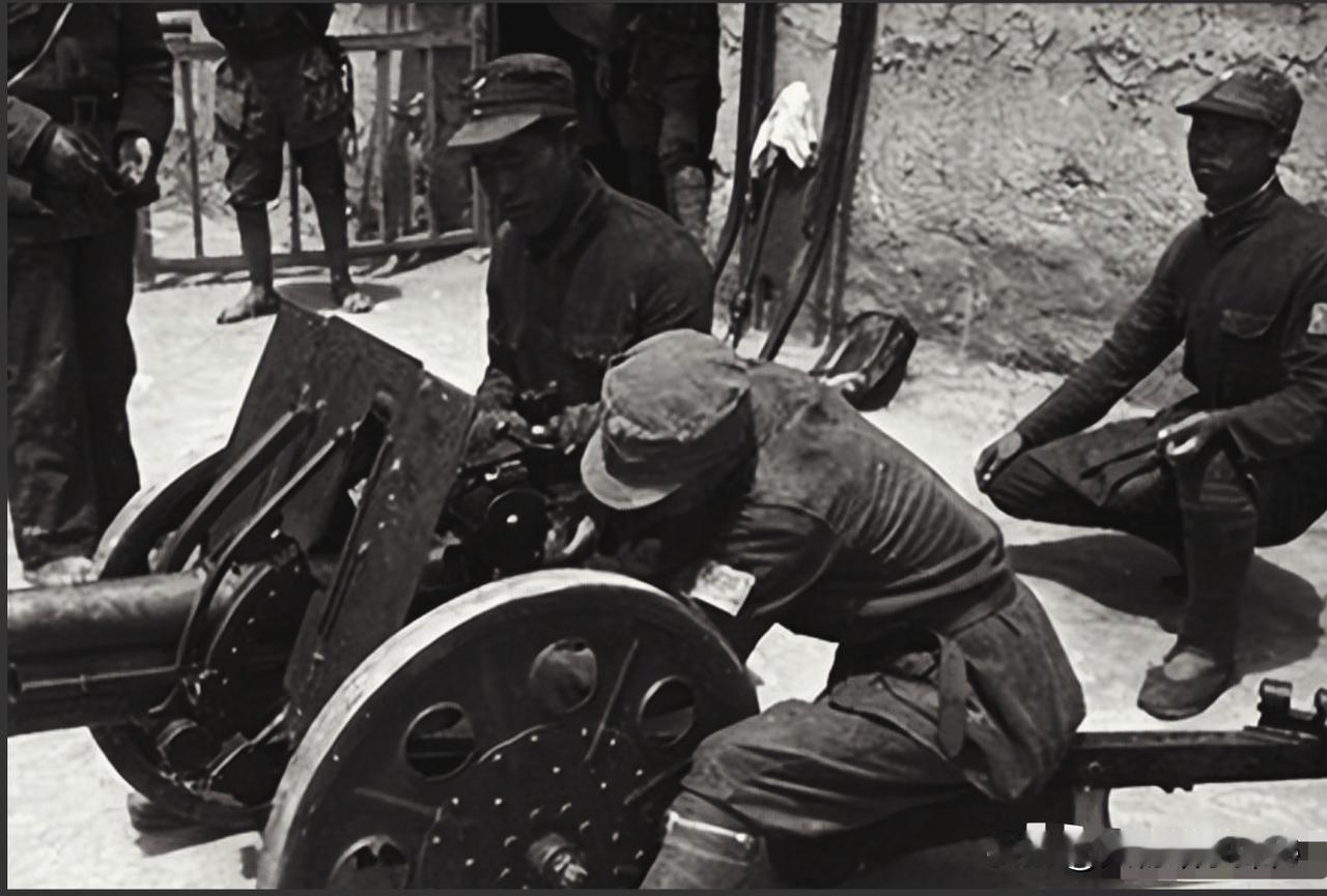 1940年，连长李玉章带人去偷炮弹，临走时，一块石头忽砸了下来，惊动了日军。眼看