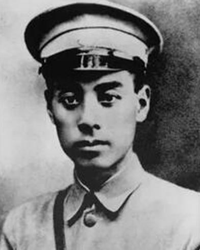 1927年，北伐军团长鲍靖中听说抓到一个共党，他兴冲冲地走进审讯室。却意外地发现
