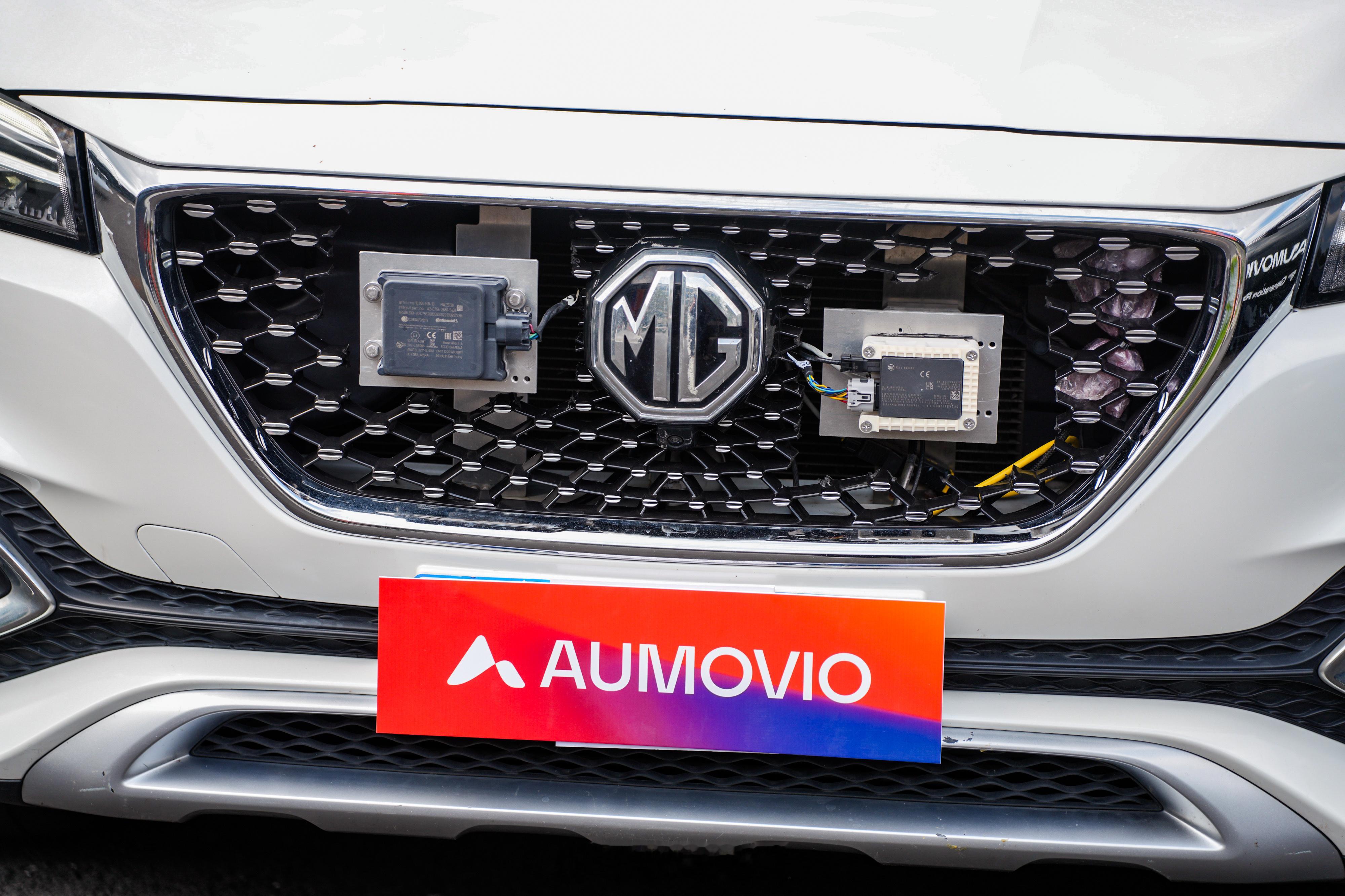 车头前装的这俩是啥?答案都是毫米波雷达。欧摩威AOMOVIO的新老两代产品对比