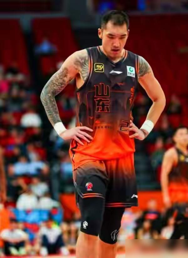 昨天比赛中邱彪叫了一个暂停，就干了一件事，咆哮式怒骂陶汉林，让人很不舒服。虽然那