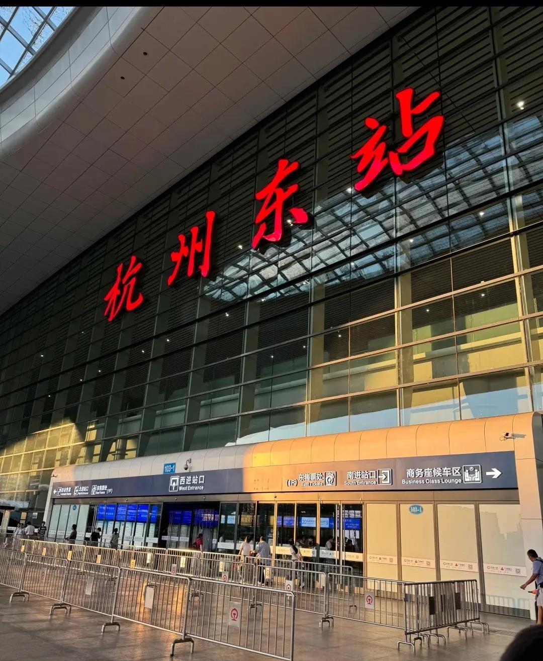 杭州东站那事儿，看得人后背发凉，一个年轻人被几个壮汉围在角落推搡，手机被抢着翻