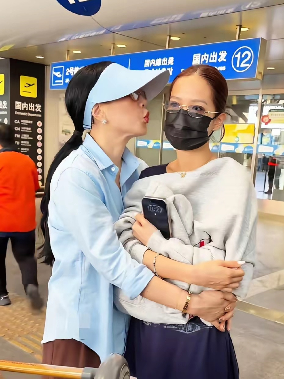 钟丽缇和二女儿Jaden现身机场，透露在8月份，就去波士顿读大学！看来这孩子还挺