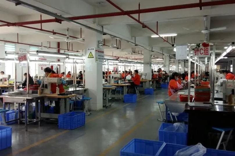 上世纪90年代，汕头经济特区的厂房灯火通明，流水线声昼夜不息，利莱制衣厂与鼎浩鞋