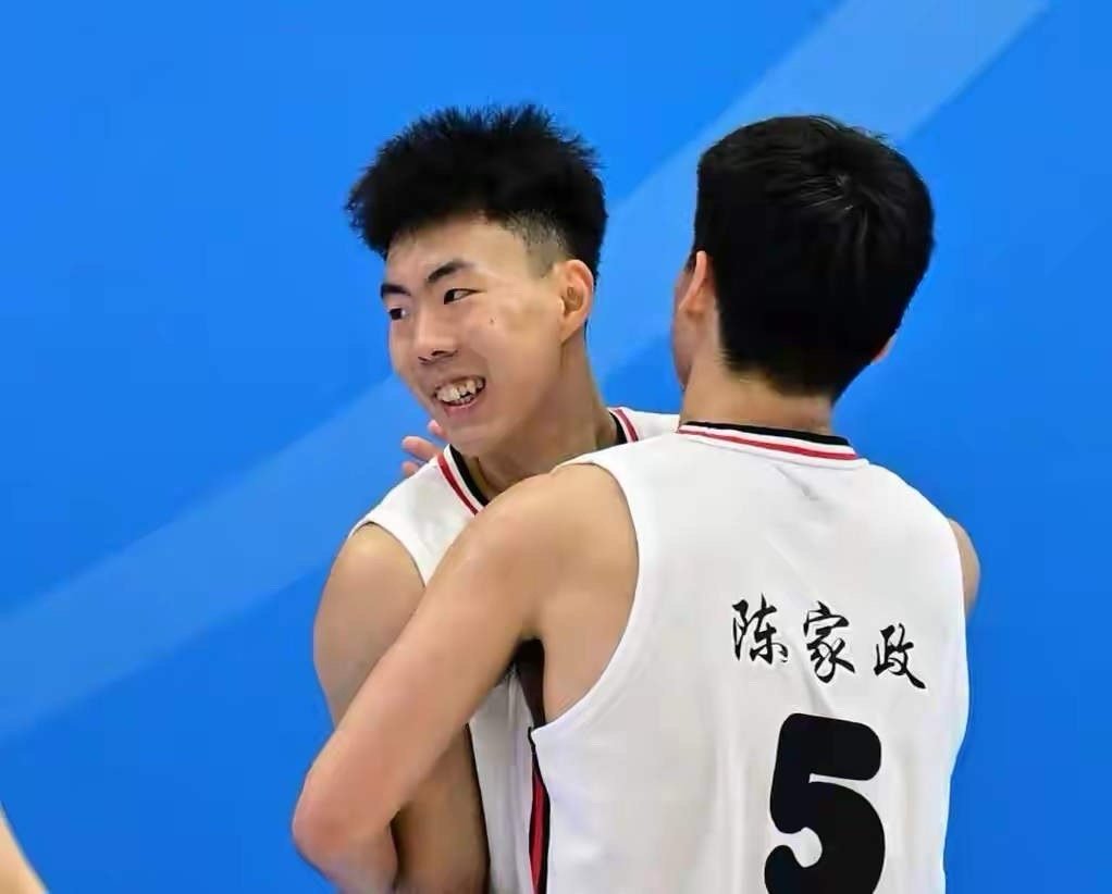 看来U22男篮决赛，明白了一个“优秀裁判”的重要性！一，你领先二十分的时候，三个