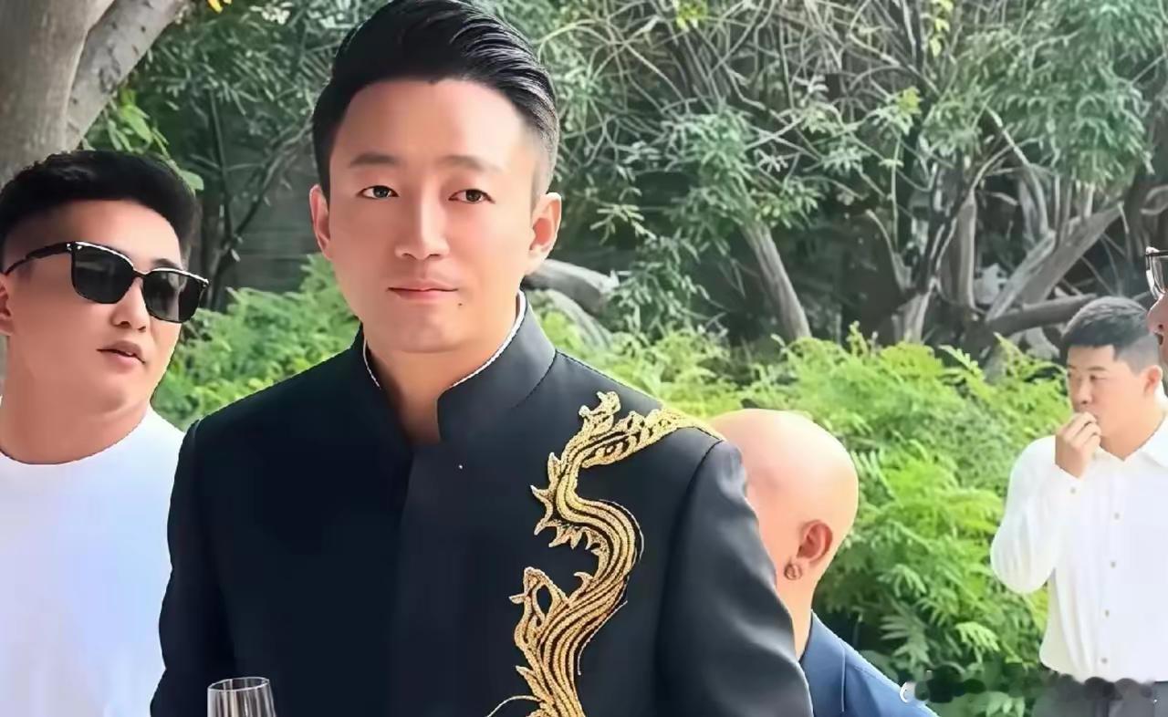 王思聪说汪小菲拿着几个钢镚装富二代。这里“钢镚”的货币单位是人民币里面的“亿”资