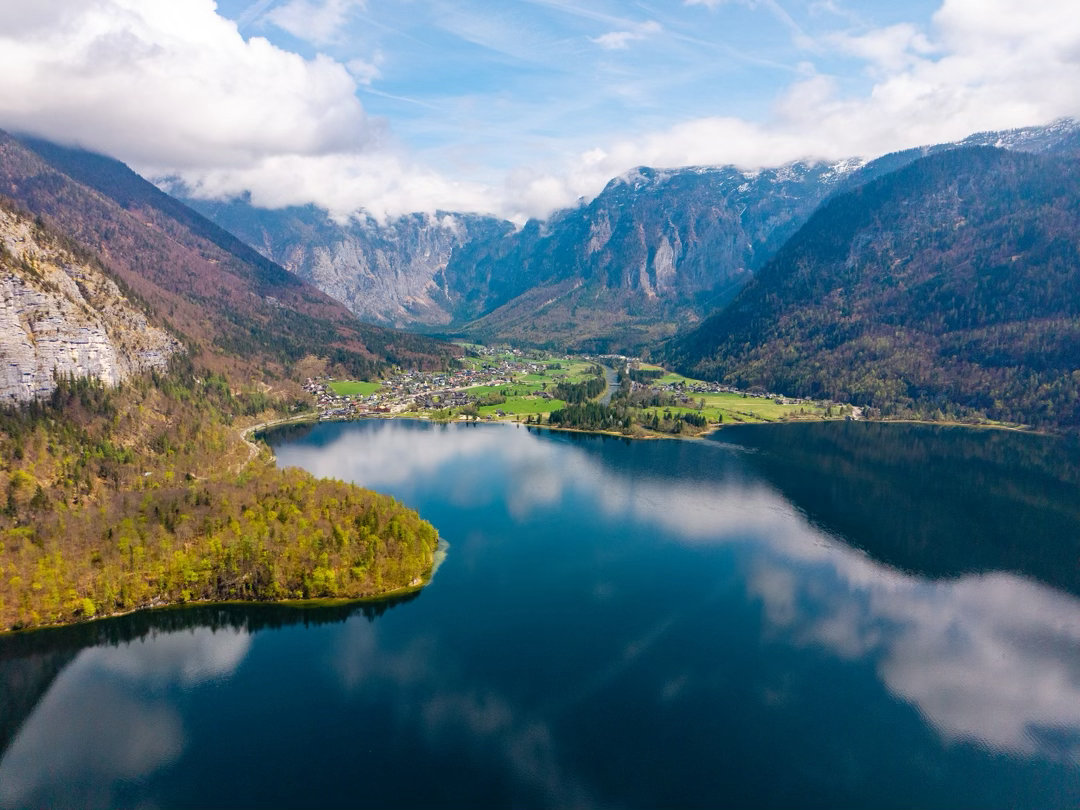 从哈尔施塔特湖的东岸起飞，用长焦镜头捕捉阿尔卑斯的小镇、群山、湖面、藏在森林里的