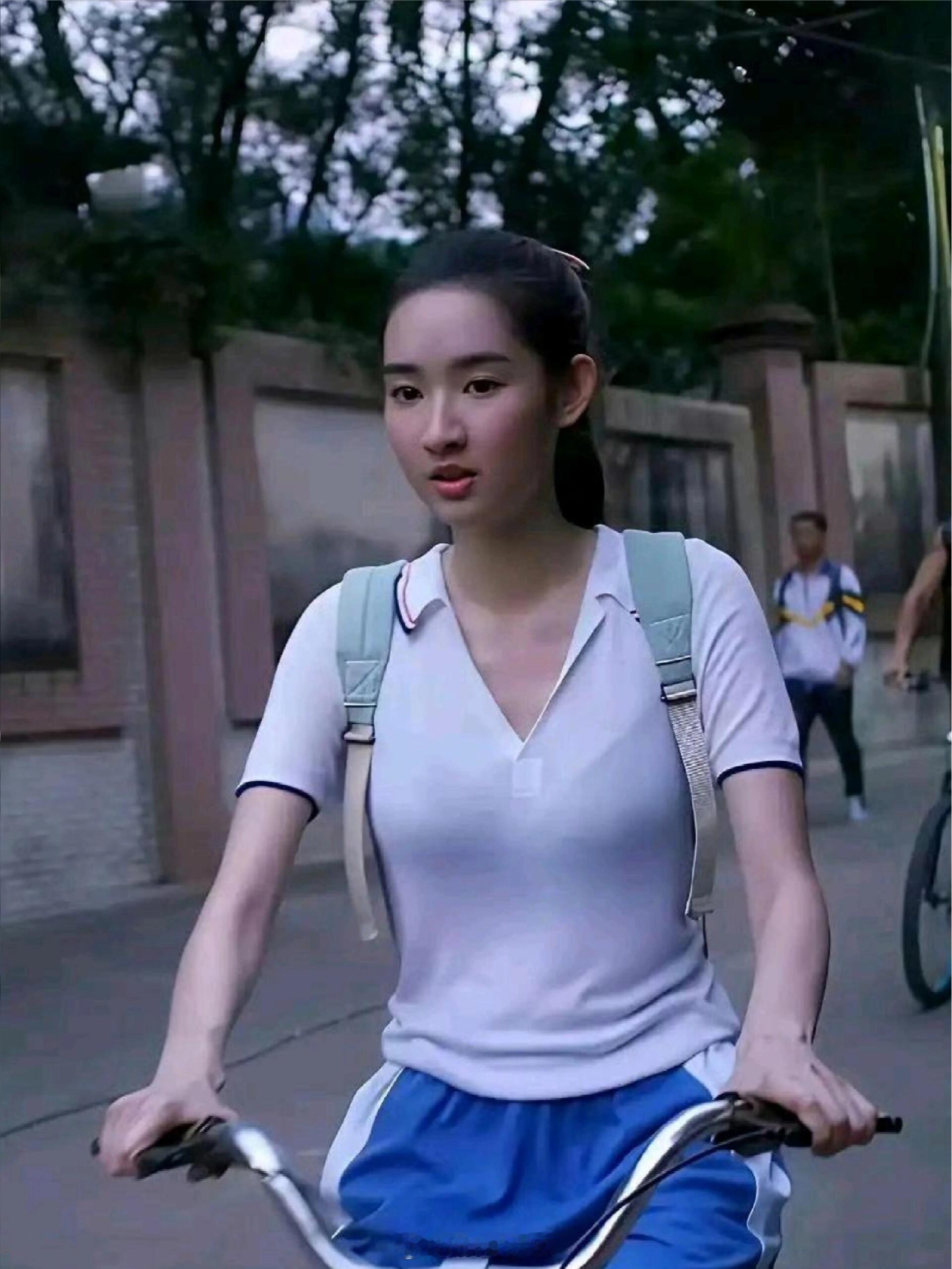 已经这么熟了，演高中生是不是有点过分了？