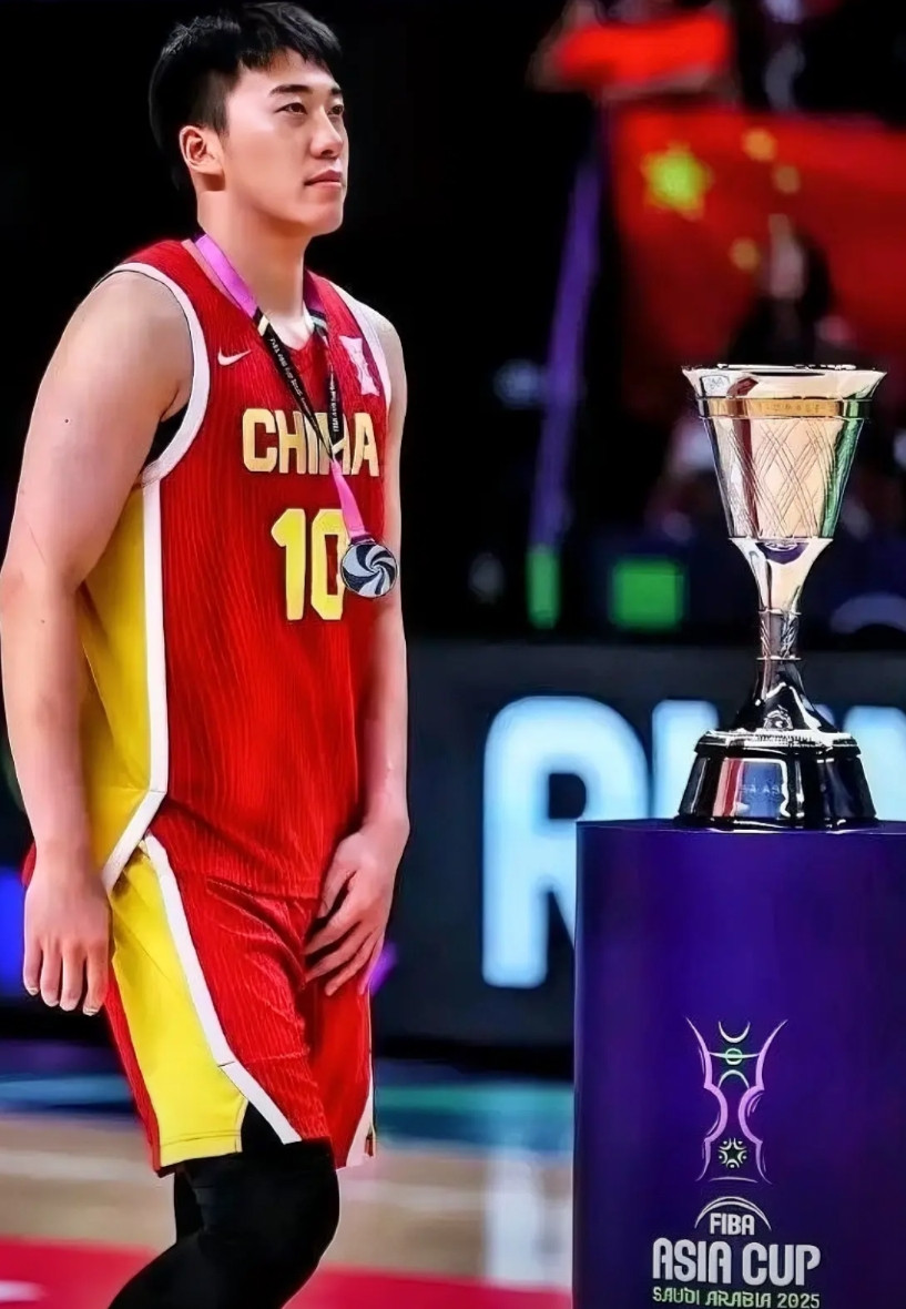 现在回看3个月前的中国男篮，在亚洲杯获得亚军真是机缘巧合！首先张镇麟和曾凡博