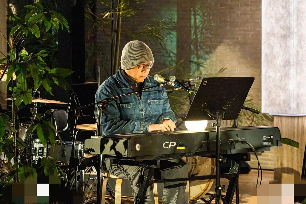 窦唯复出，变了！1月31日，90年代的知名摇滚歌手窦唯现身阿那亚广州艺术馆演