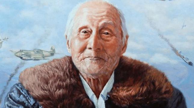1983年，63岁老人正给领导倒水，领导低头一看，这老人竟穿着空军专用的拉练裤，