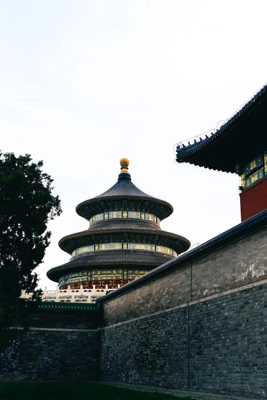 50岁才第一次来天坛，以前都是在课本上看到的，以为天坛就是那么一座建筑。来了才知