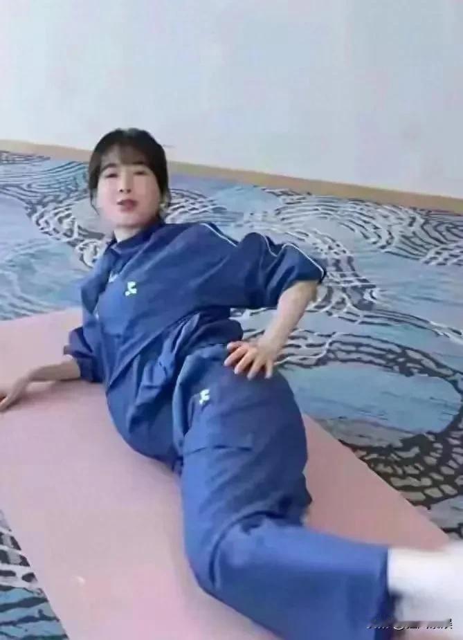 左小青，猝不及防冲上热搜！近日，左小青的一场健身直播，让她冲上热搜。镜头前，