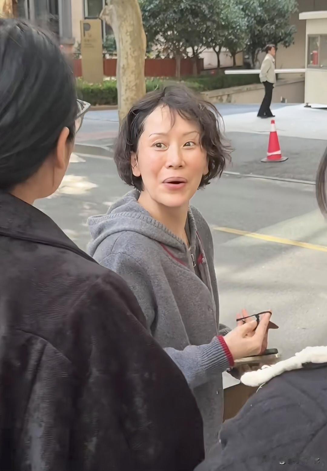 47岁海清现身上海街头，整个人看起来好苍老，脸变得很僵硬，嘴巴很奇怪，样貌变化太