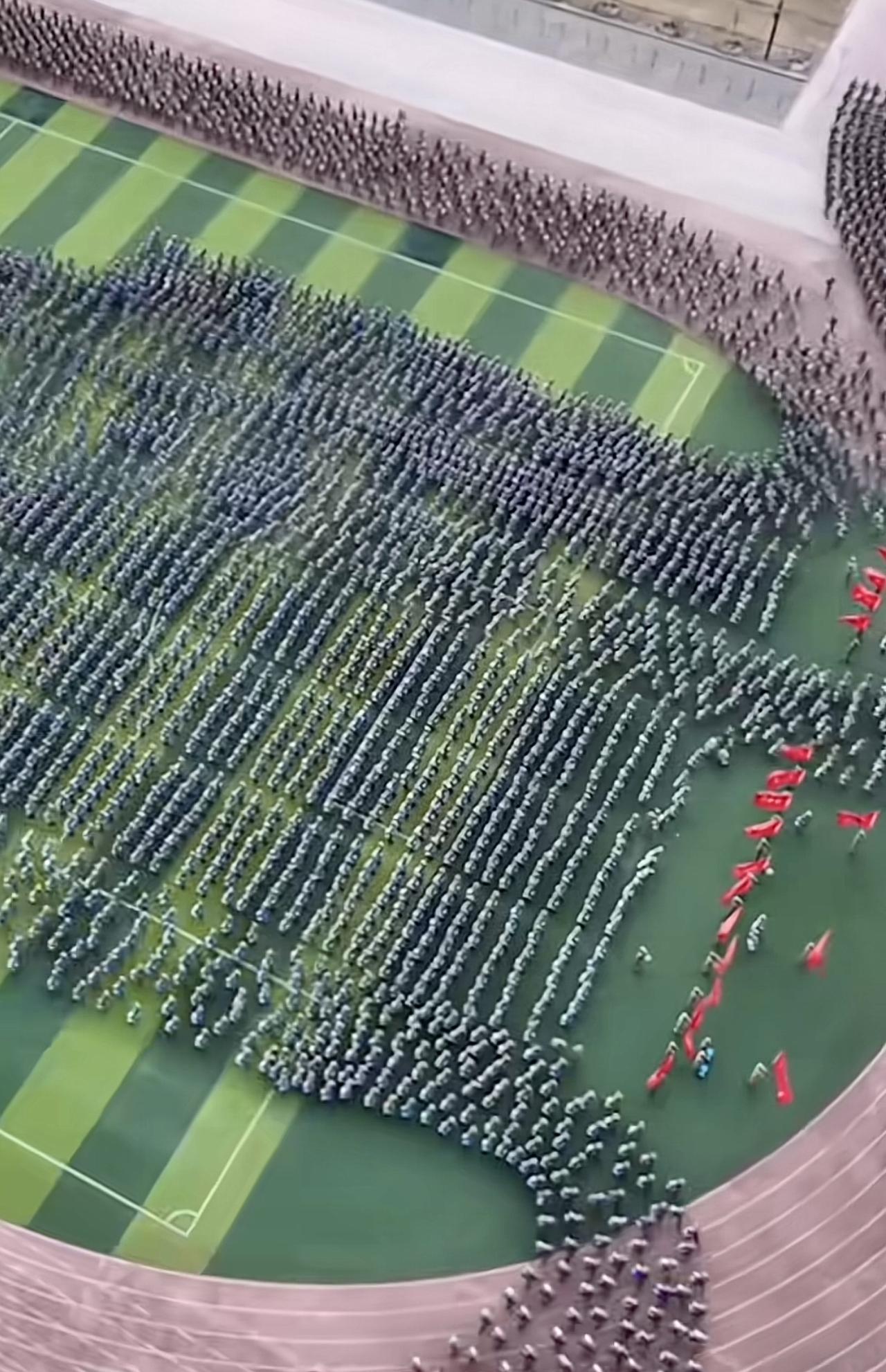 朋友的儿子上高三，有点娘炮，也不善于与人交流，还严重缺乏朝气。问我有没好办法，我