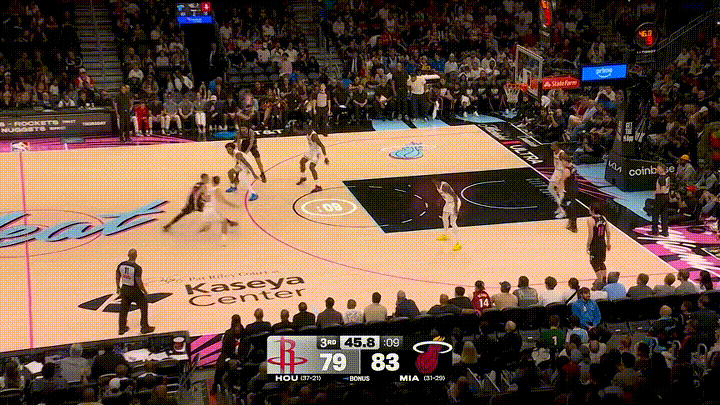 火箭新星谢波德真是太猖狂了，他竟然在热火的主场羞辱希罗。在今天进行的火箭和热火的