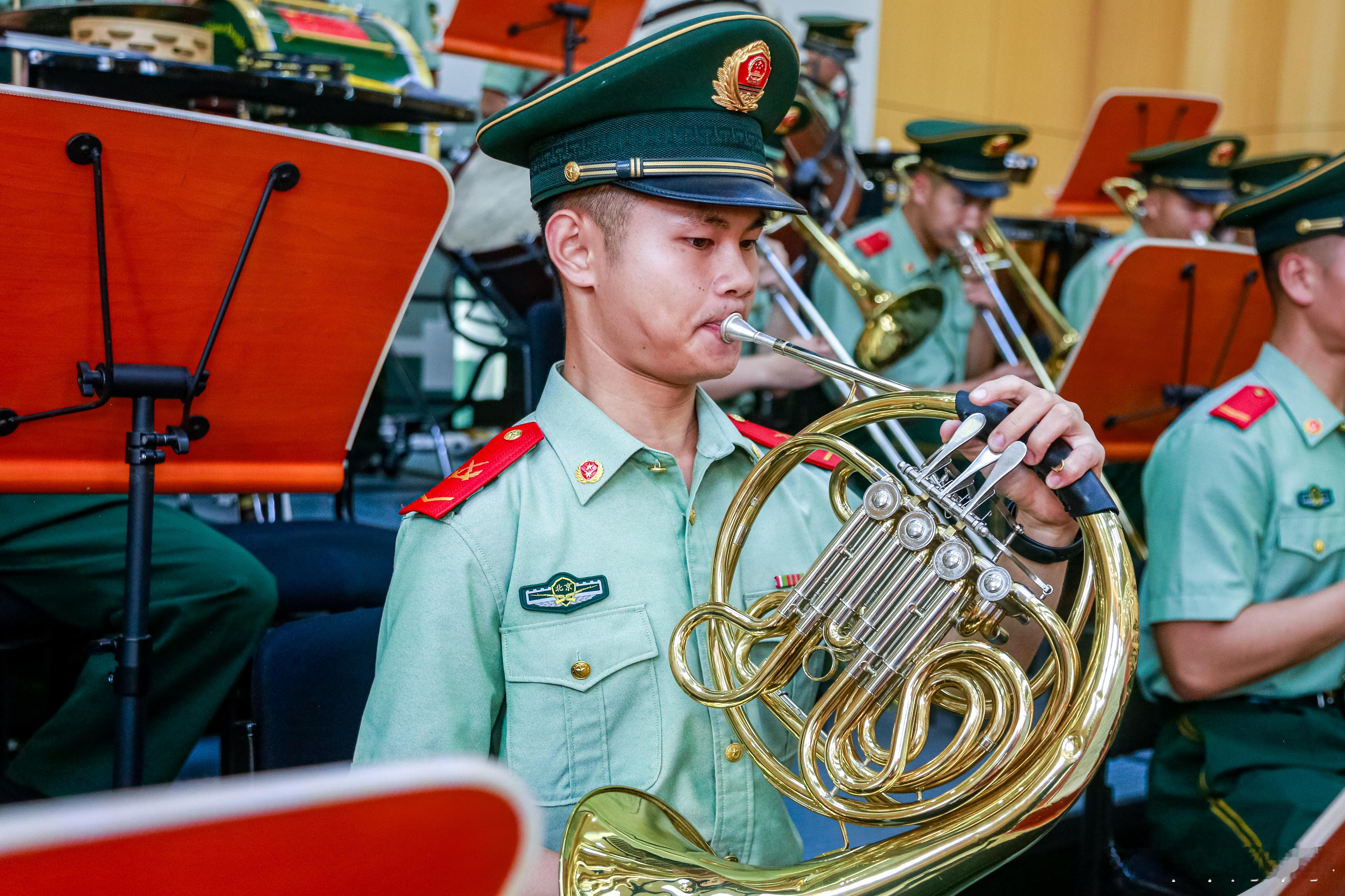 在武警北京总队某支队的军营文化建设中，有这样一群怀揣军乐梦想的官兵。他...