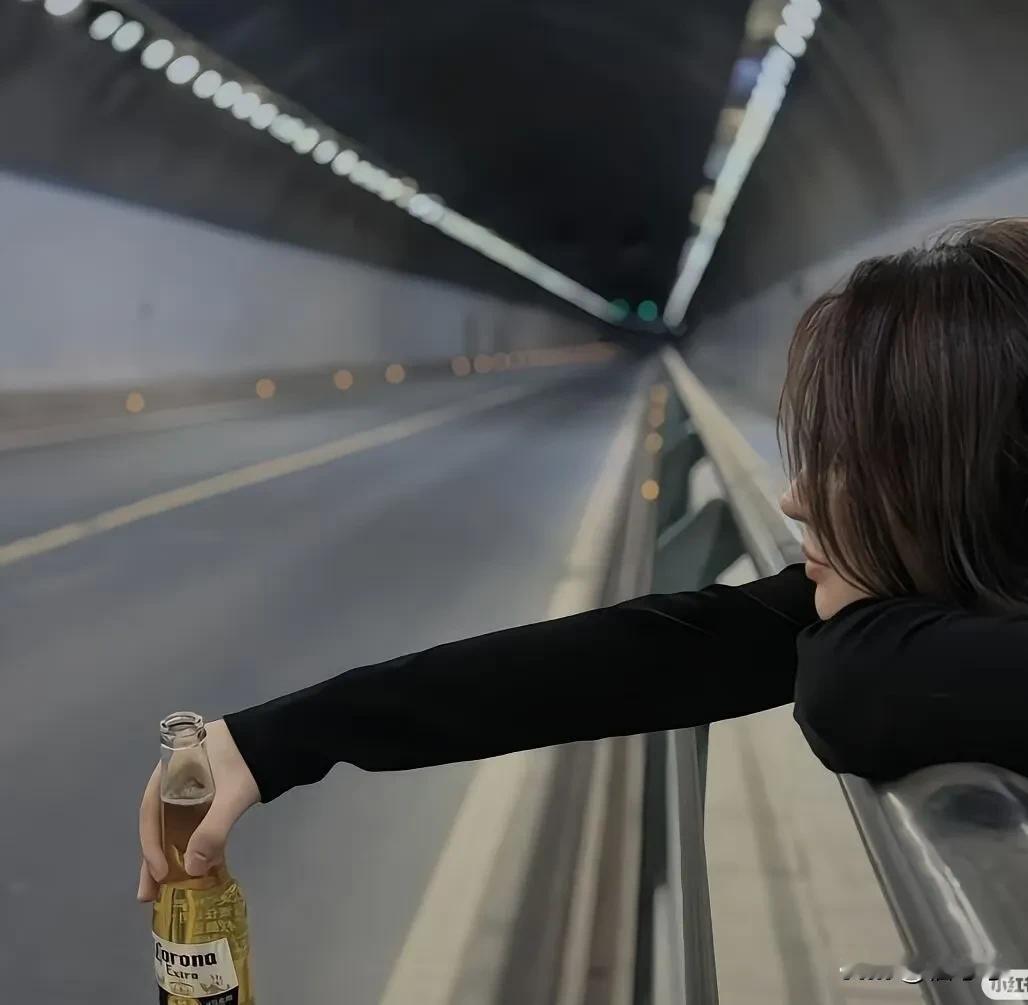 50岁，婚姻不幸福，还敢离婚吗？身边人都说，一把年纪了，凑活过吧。可凑活