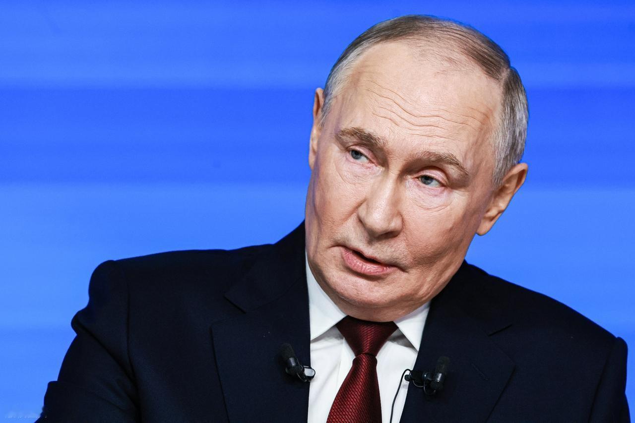 普京评价泽连斯基：“他是一位非常有才华的演员”。12月19日，普京在参加年度