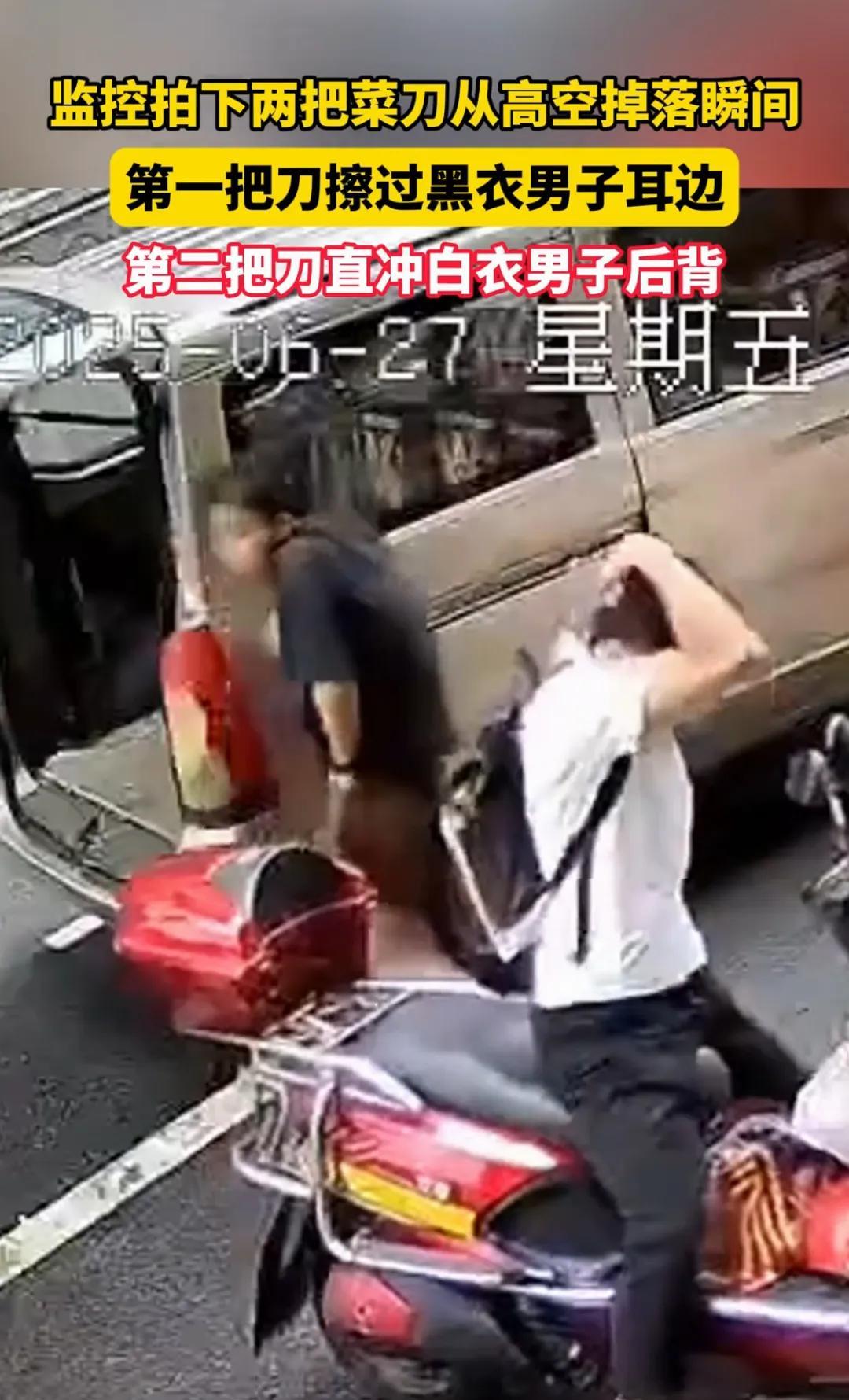 吓出一身冷汗！贵阳有家便利店门口，突然“从天而降”两把菜刀，就擦着路人脑袋砸下来