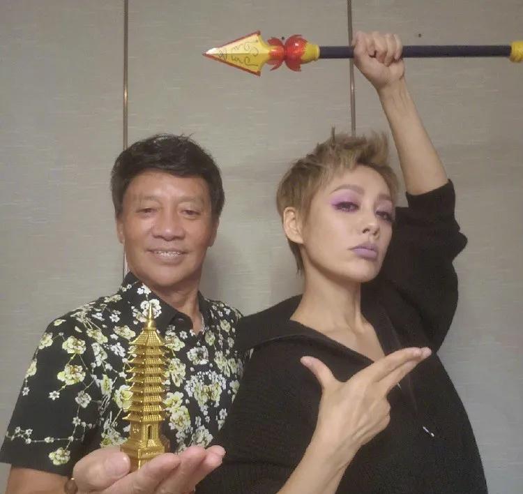 宁静的家人情况如下：宁静的父亲曾出现在宁静的排练室，还在社交平台晒出的视频中与
