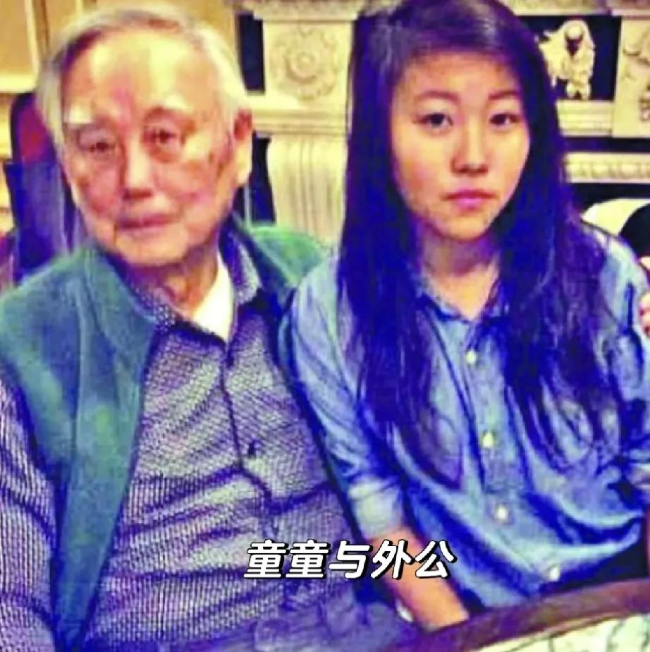 和外公在一起的窦靖童好幸福。王菲的妈妈和哥哥相继离世，童童和外公相处的时光格外