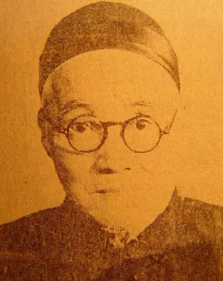 当年，徐志摩去世后，他父亲每月都给陆小曼打钱，一天，陆小曼去取钱，却发现汇款单上