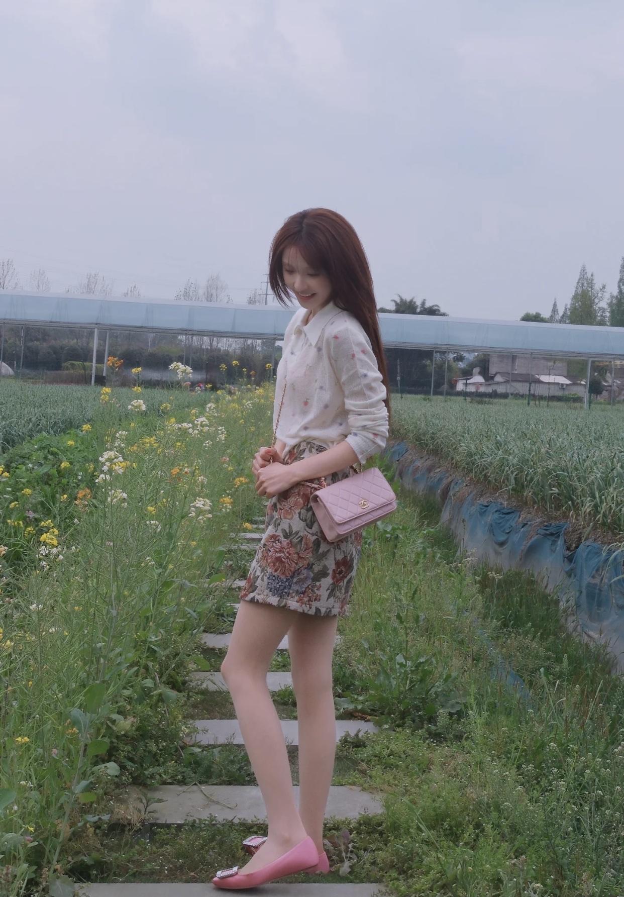 风情万种的女人是什么样的?笑容迷人，不是大笑，而是浅笑中带点羞涩。