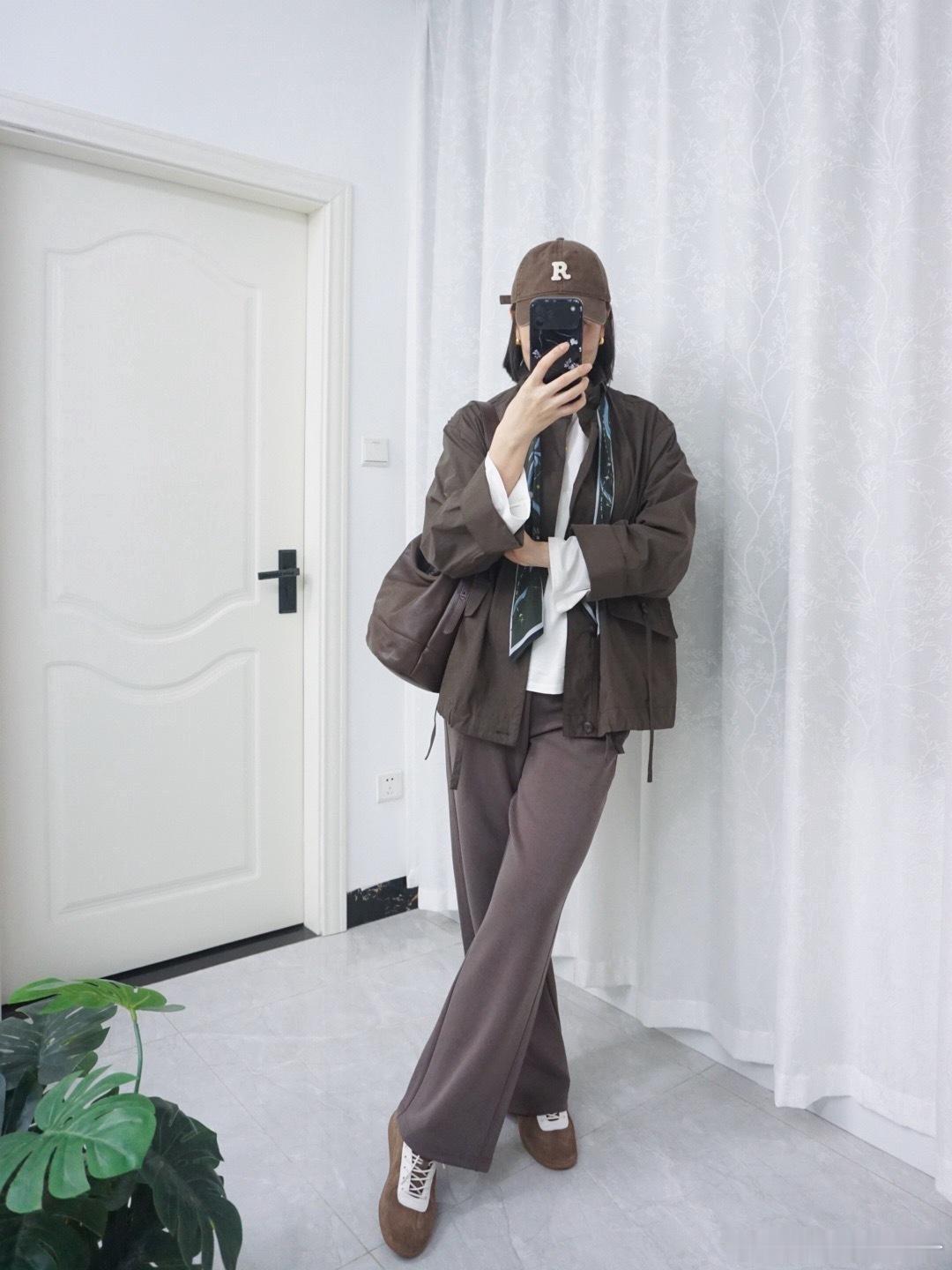 咖色裤子配绿色风衣、咖色风衣居然都可以！颜色都很和谐！ootd沉浸式入秋​​​