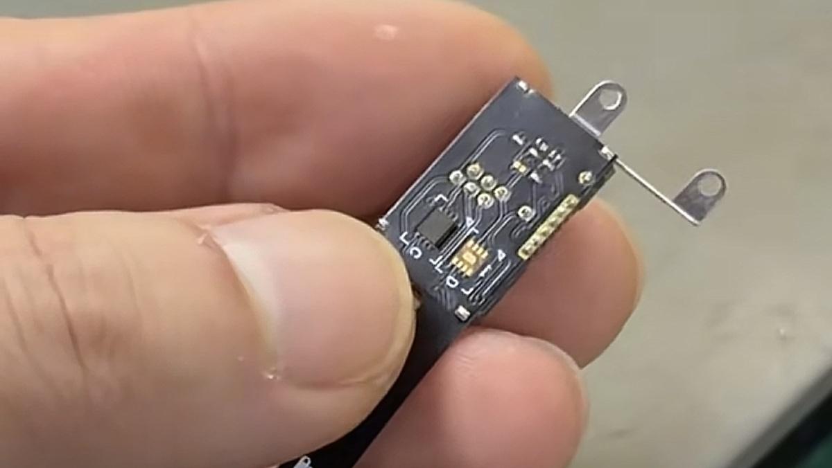 iPhone17Pro改卡终极方案来了​华强北的科学家最终攻克了最终方案​1