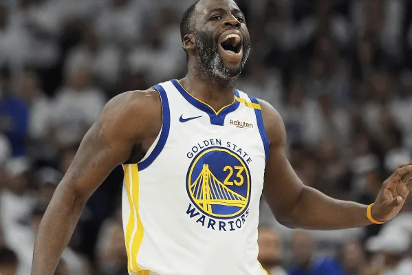 勇士进行了队内训练。勇士记者发推表示：德雷蒙德-格林今天因个人原因缺席训练，艾