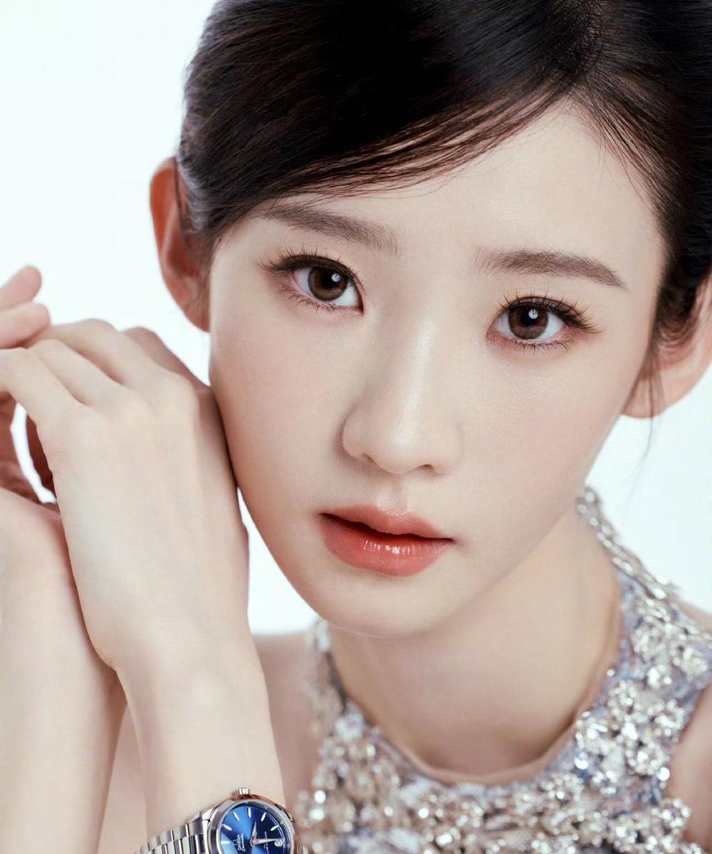 张艺凡这状态简直是“人形高光板”本板吧！自带柔光滤镜般的美貌太能打了——肌肤透着