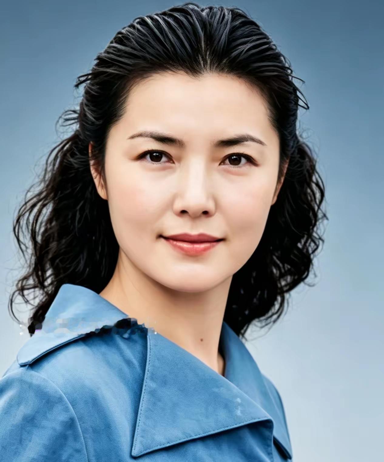著名影视表演艺术家，辽宁沈阳人，1954年12月18日生，出身普通家庭，国家一级