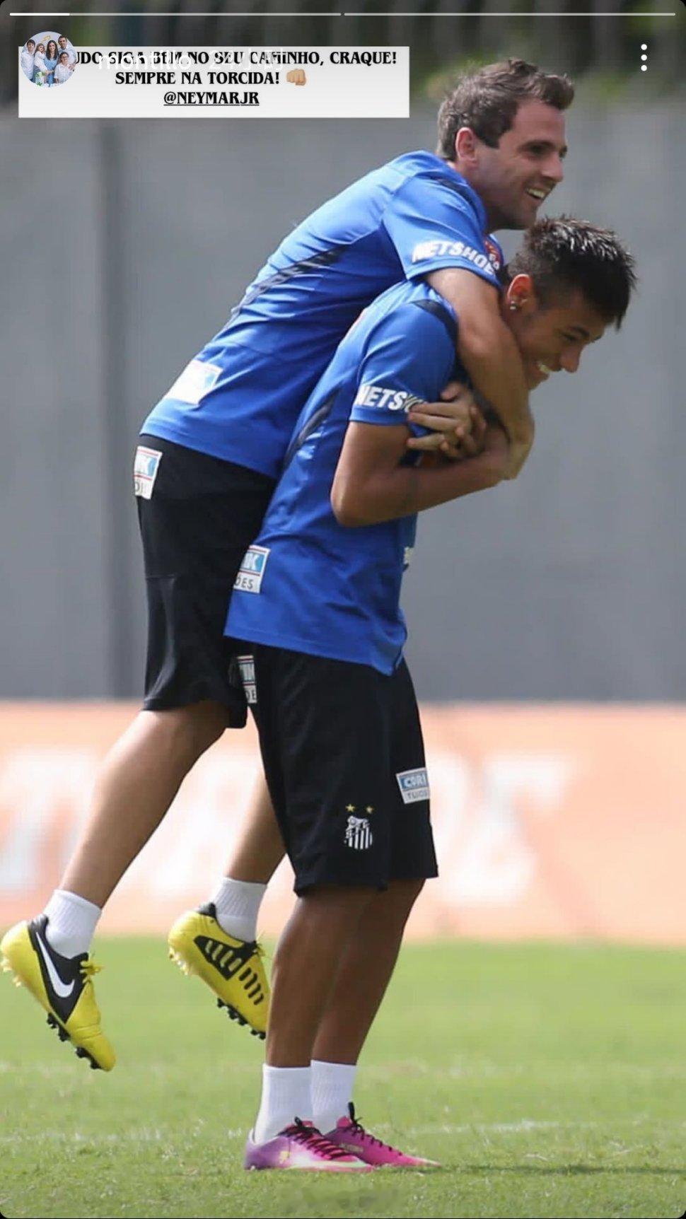 蒙蒂略社媒晒照自由橙山东泰山