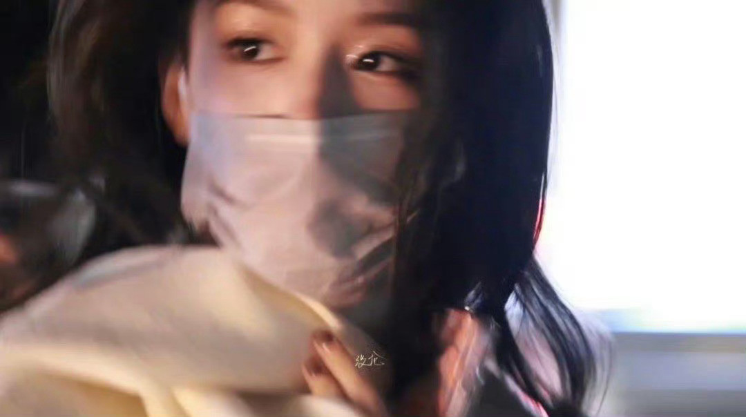 【周也】美貌太容易有故事感了。这组好像小说落跑女主实际上只是在赶飞机​​​周