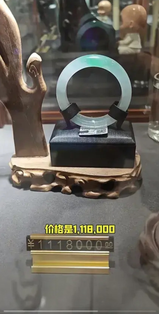 胖东来的镇店之宝玉镯价值118万，被人买走了。要知道，这玉镯对许昌人而言实在是