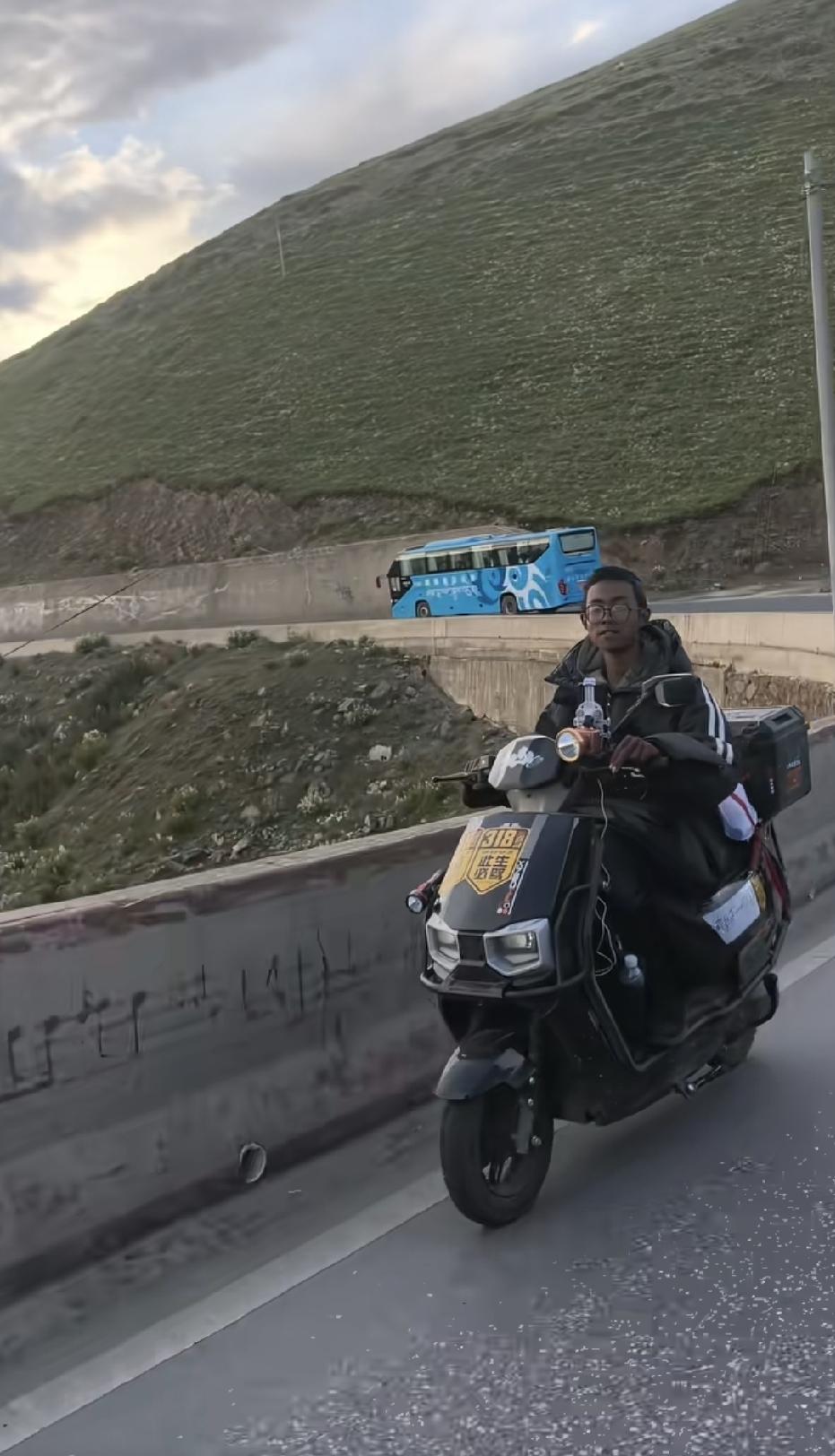 这名四川自贡的小孩哥，因为太思念爸爸了，独自开着一辆电动车就跑去拉萨当地找爸爸了