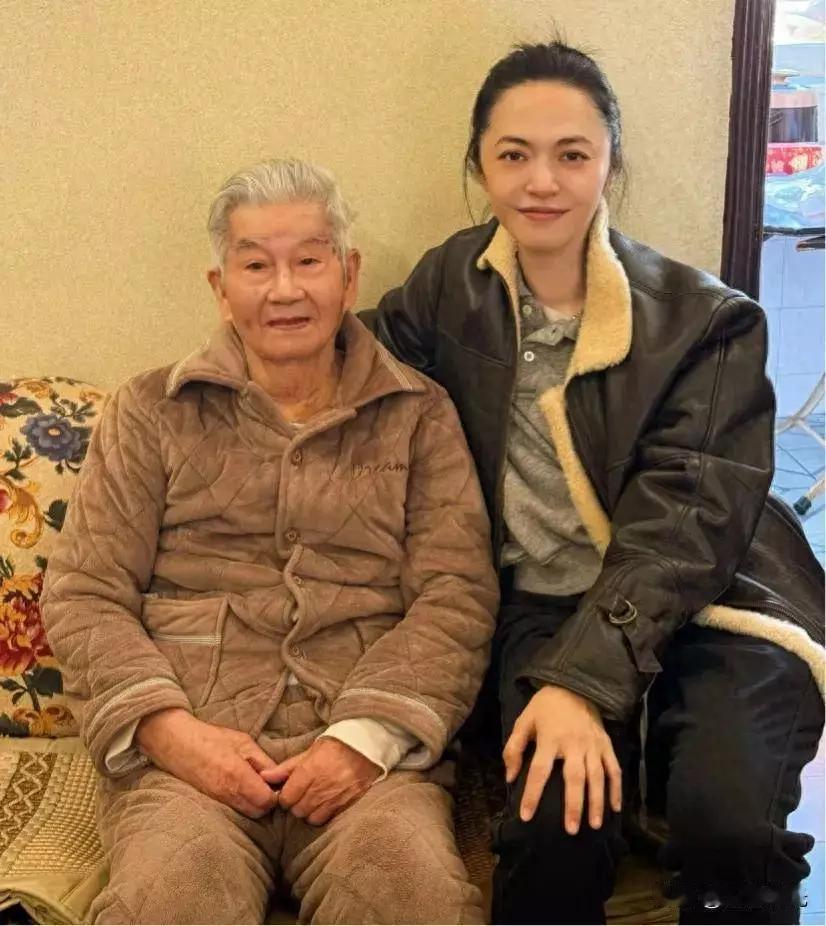 过年之前，姚晨回福州探亲的照片在网上火了。照片里，她穿着灰色卫衣、黑色皮衣和牛仔