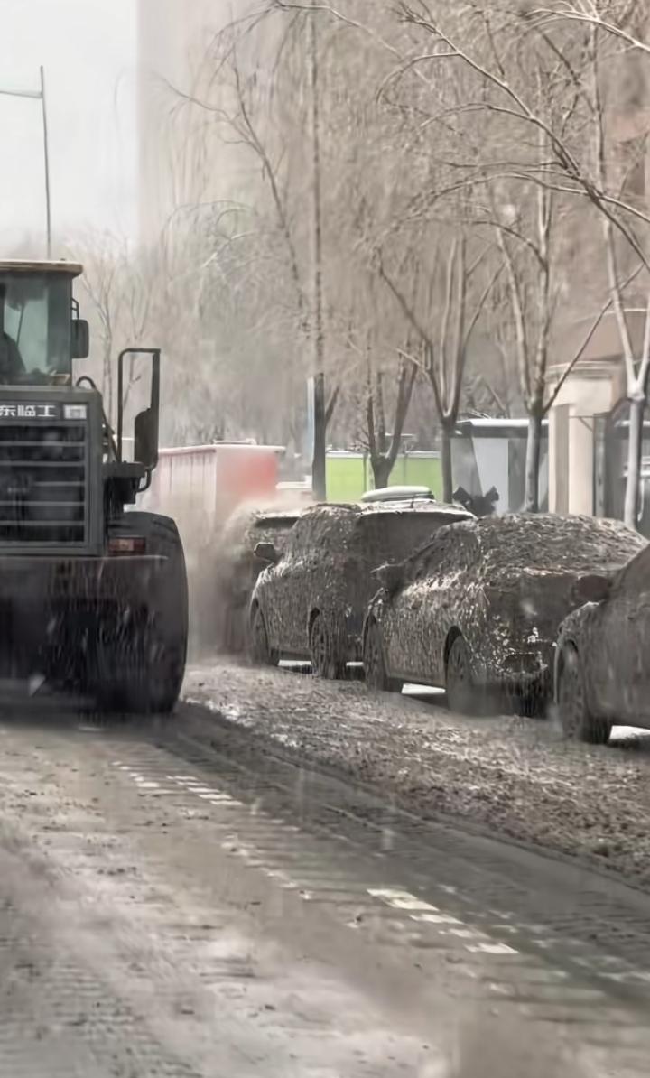 做人留一线扫雪是工作不假但是也别往人家车上泼呀如果及时清理还好如果人家车