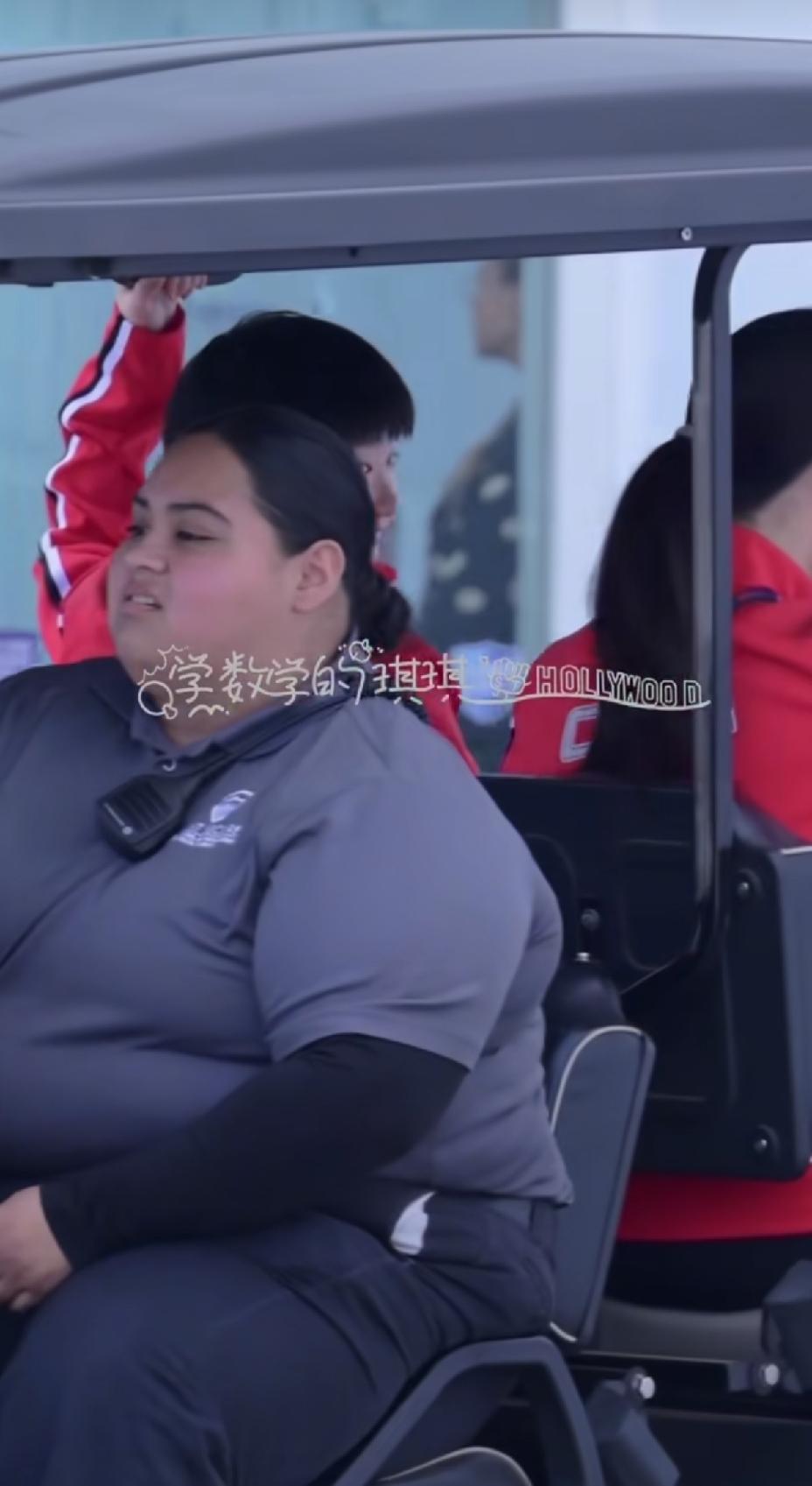 莎莎你瞅啥？你瞅啥？我不就是肉肉多了那么一点点。你怎么就看起来没完了，这小